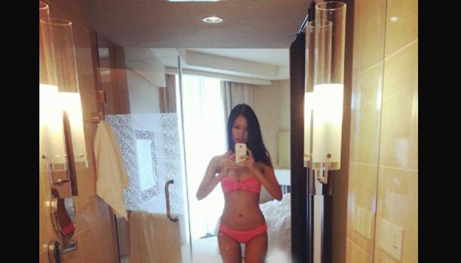 Hoa hậu Thùy Dung khoe ảnh bikini trong nhà tắm.